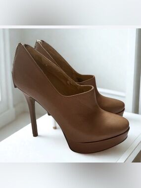 NINE WEST Feminity brown leather bootie heels | 5.5